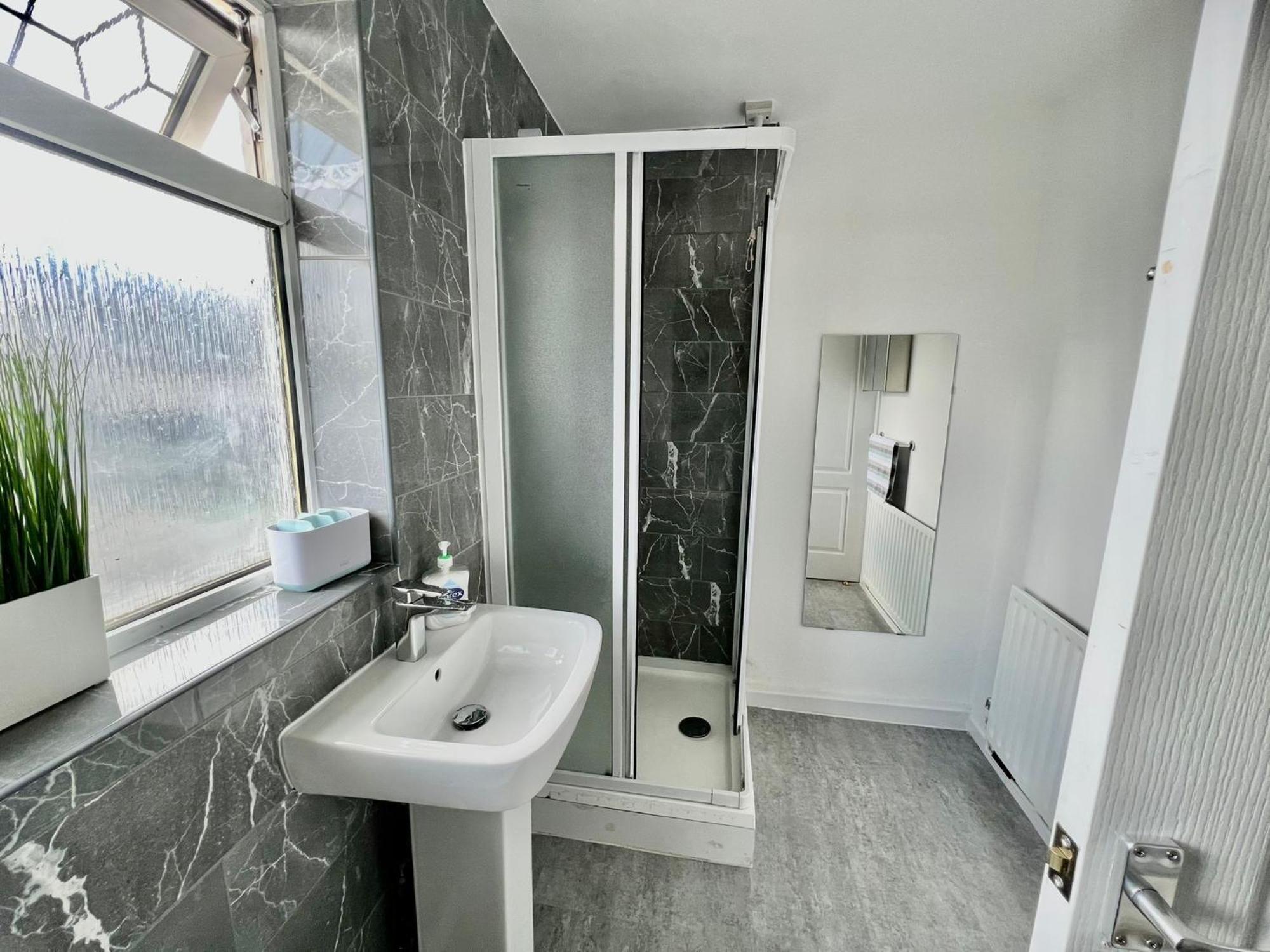 Executive 3 Bedroom Port Talbot Town Centre Margam Sleeps 7 Екстер'єр фото