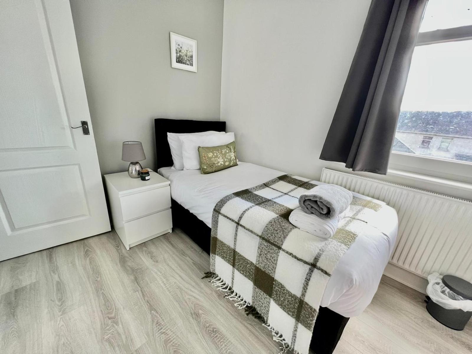 Executive 3 Bedroom Port Talbot Town Centre Margam Sleeps 7 Екстер'єр фото