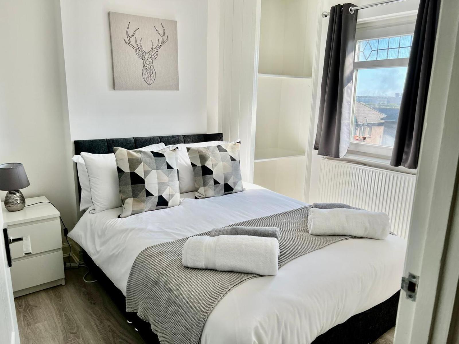 Executive 3 Bedroom Port Talbot Town Centre Margam Sleeps 7 Номер фото