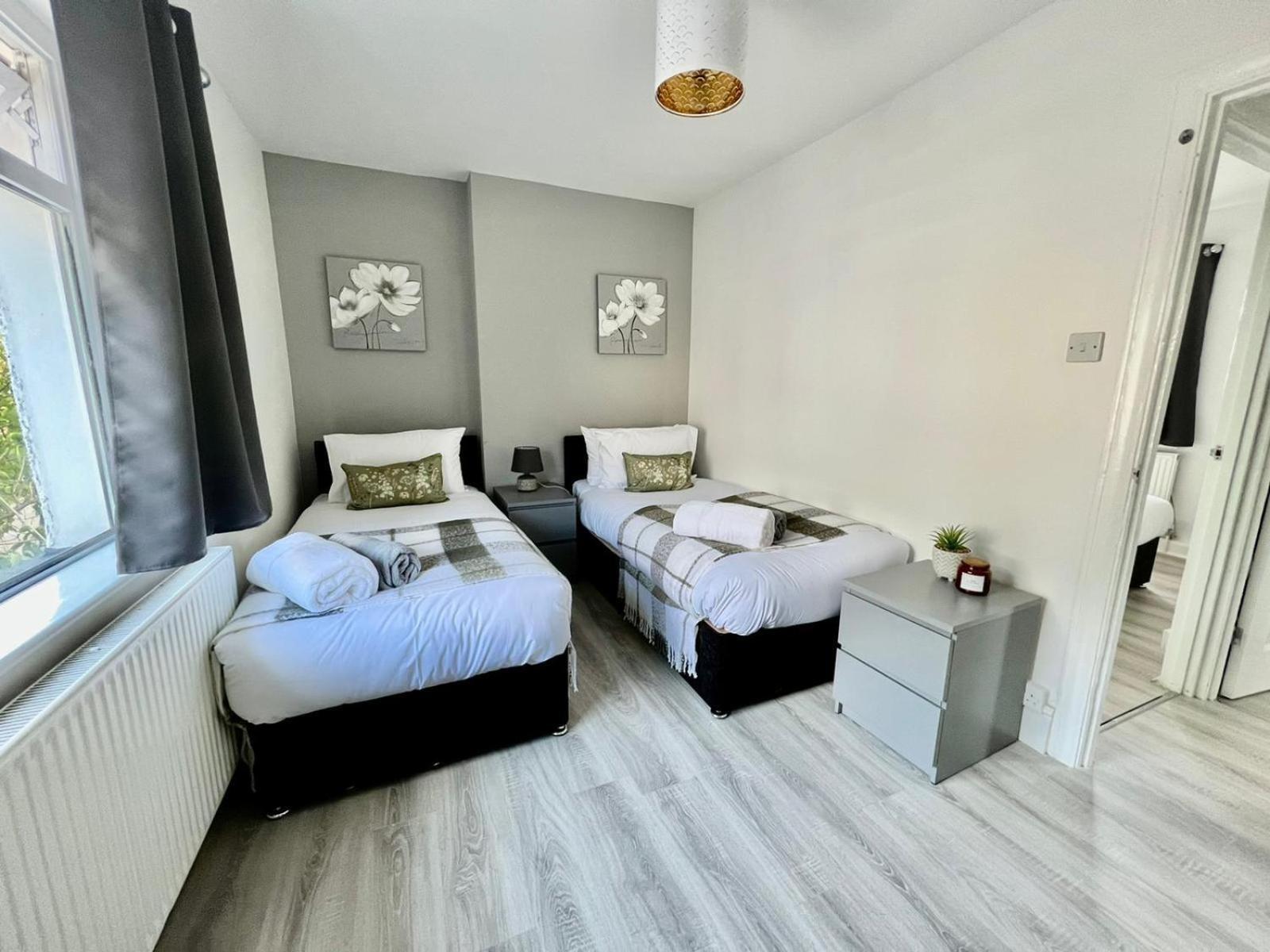 Executive 3 Bedroom Port Talbot Town Centre Margam Sleeps 7 Номер фото